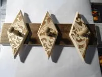 вешалка ромб 3 крючка 5,7*15,3*30 горячего тиснения венге-лепесток, пэм